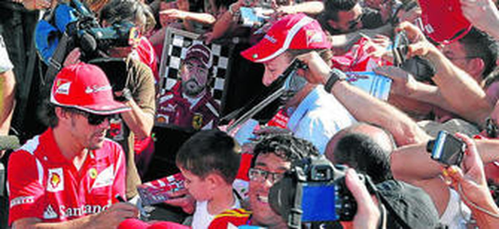 Alonso firma autógrafos en el circuito urbano de Valencia.