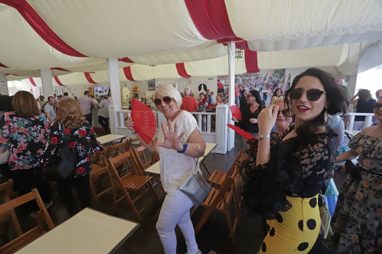 Ambiente en una de las casetas de la Feria de Los Barrios, el pasado año.