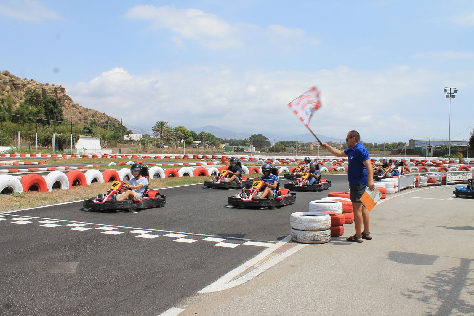 Un nutrido grupo se dispone a comenzar una carrera en el circuito de Karting del Sol, en el municipio de Almayate.