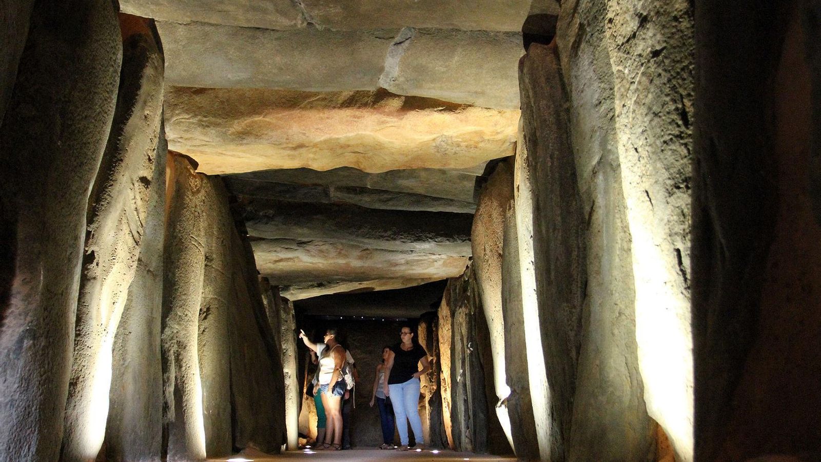 El interior del Dolmen de Soto El interior del Dolmen de Soto