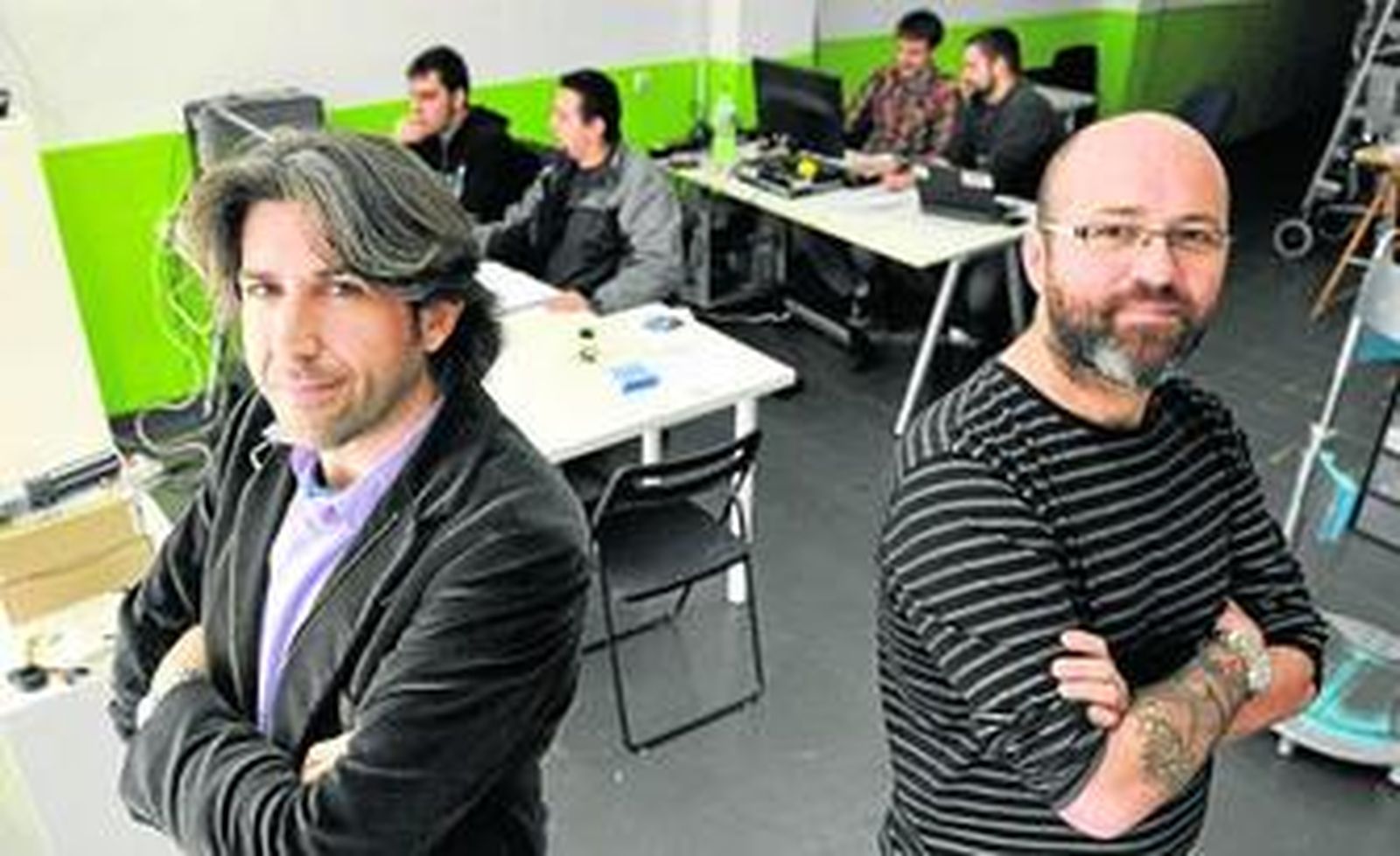 Juan José Giraldo, director general de Prototec, y Antonio López, responsable de I+D, junto a su equipo en las instalaciones de la empresa en Sevilla.