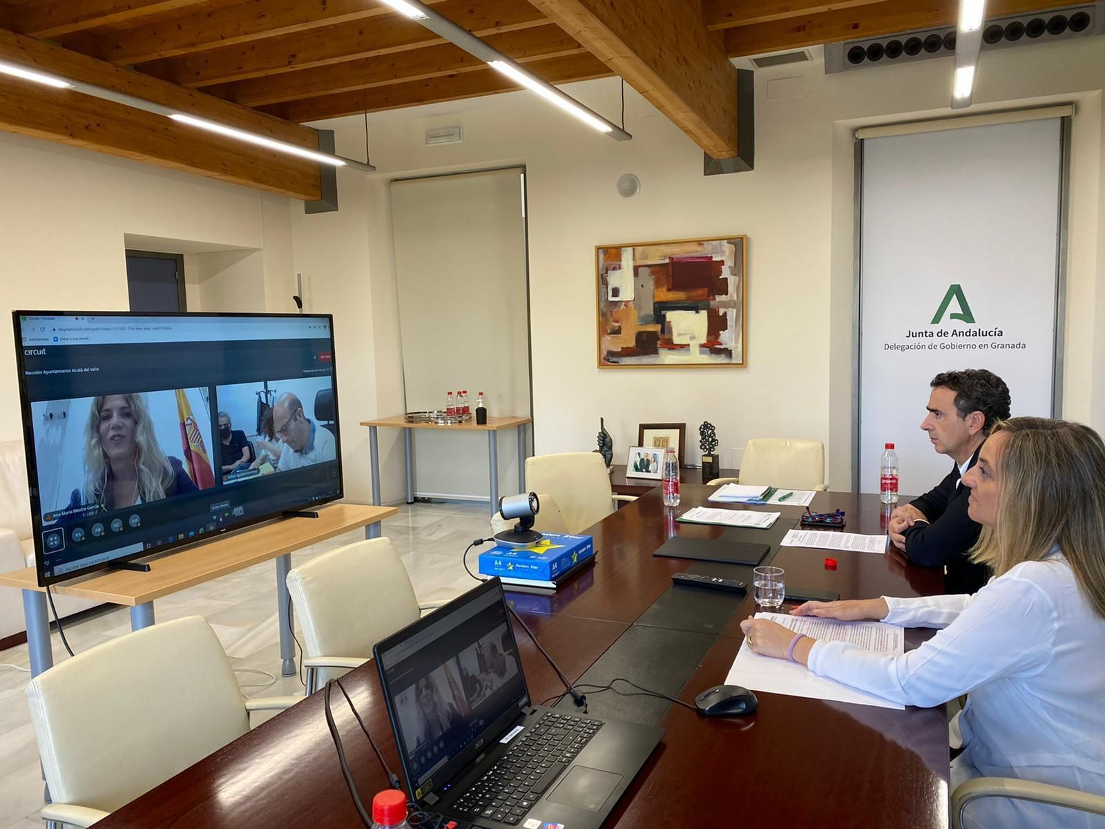 La consejera Marifrán Carazo con el alcalde alcalareño, Rafael Aguilera y Ana Mestre, en una videoconferencia.