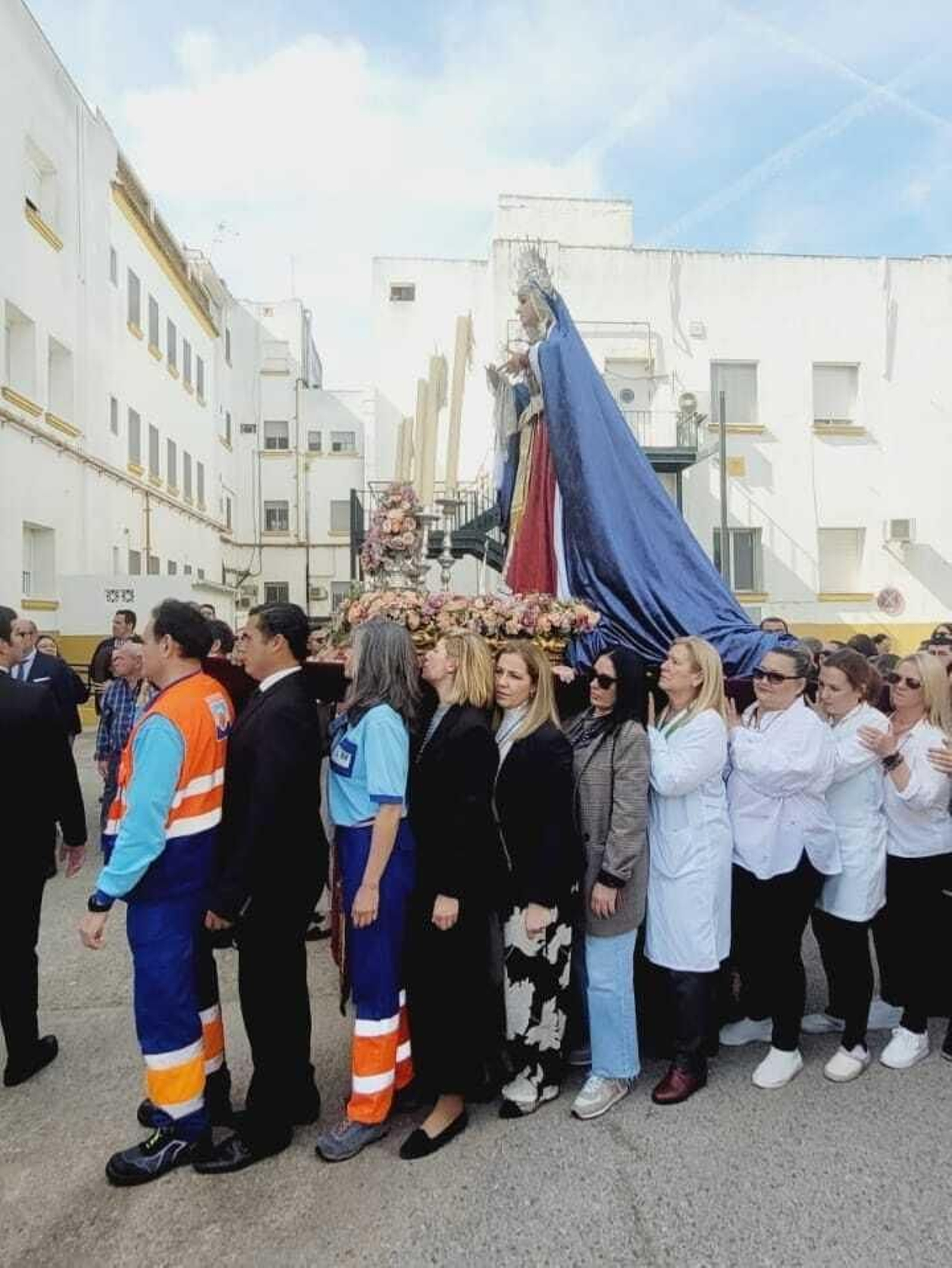 El personal sanitario participa en la peregrinación de la Virgen del Amor de Dos Hermanas.
