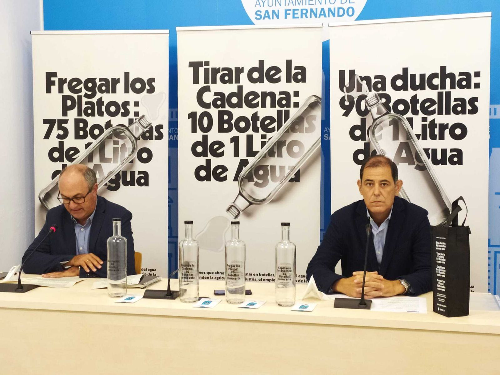 El concejal Ignacio Bermejo junto al gerente de Hidralia, José Luis Trapero, en la presentación de la campaña.