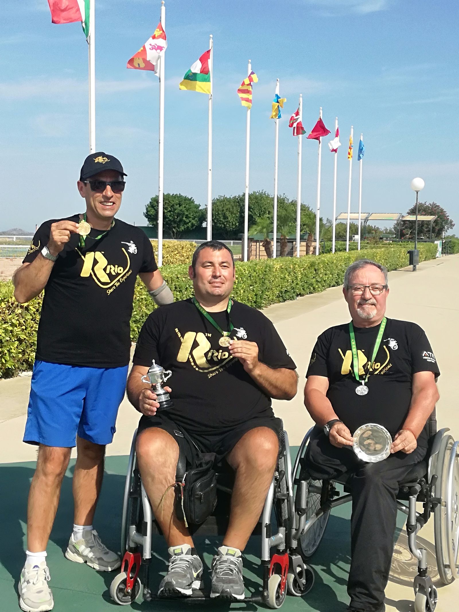 Los tres medallistas posan con los metales.