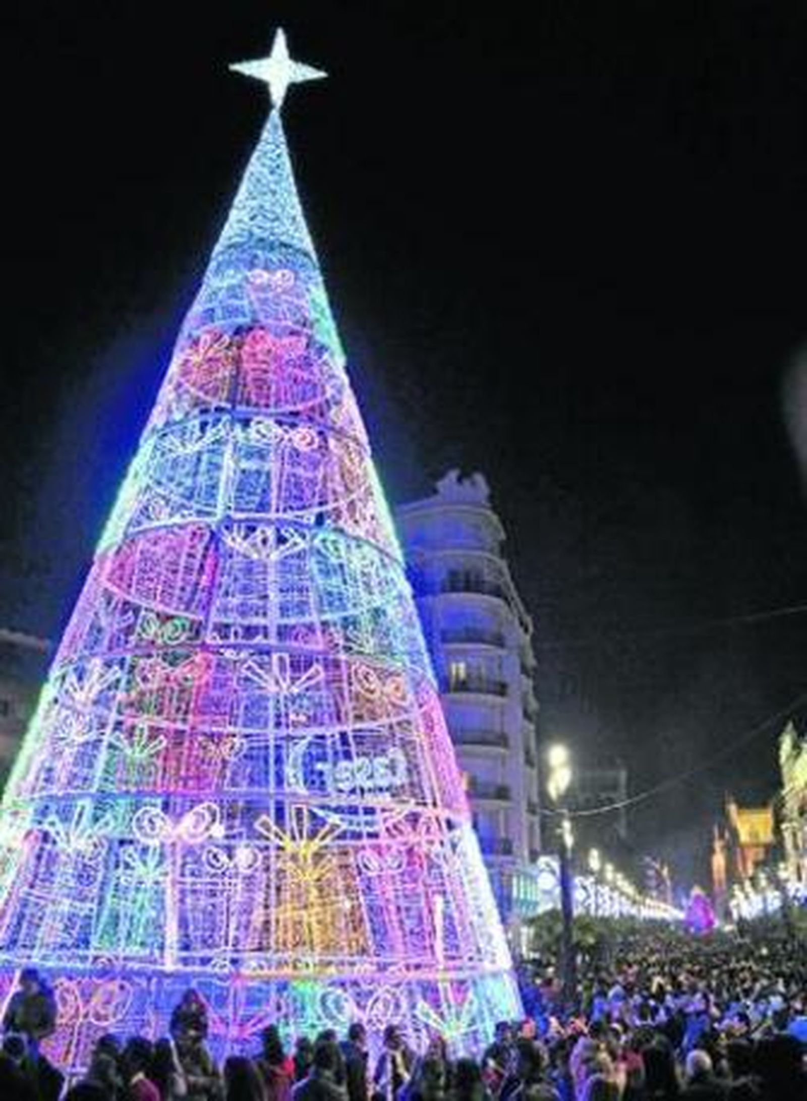 1. El árbol de Navidad de la Puerta de Jerez se ha convertido en uno de los atractivos. 2. El 'mapping' reúne cada tarde a  una multitud en la Plaza de San Francisco. 3. Los mercados de la Plaza de la Encarnación y la Alameda de Hércules tienen mucho éxito.  4. En el centro comercial Nervión Plaza han instalado una réplica del poblado de Papá Noel. 5. El tradicional belén del arquillo del Ayuntamiento, que este año está vallado. 6. En el Prado de San Sebastián vuelve a haber pista de hielo.