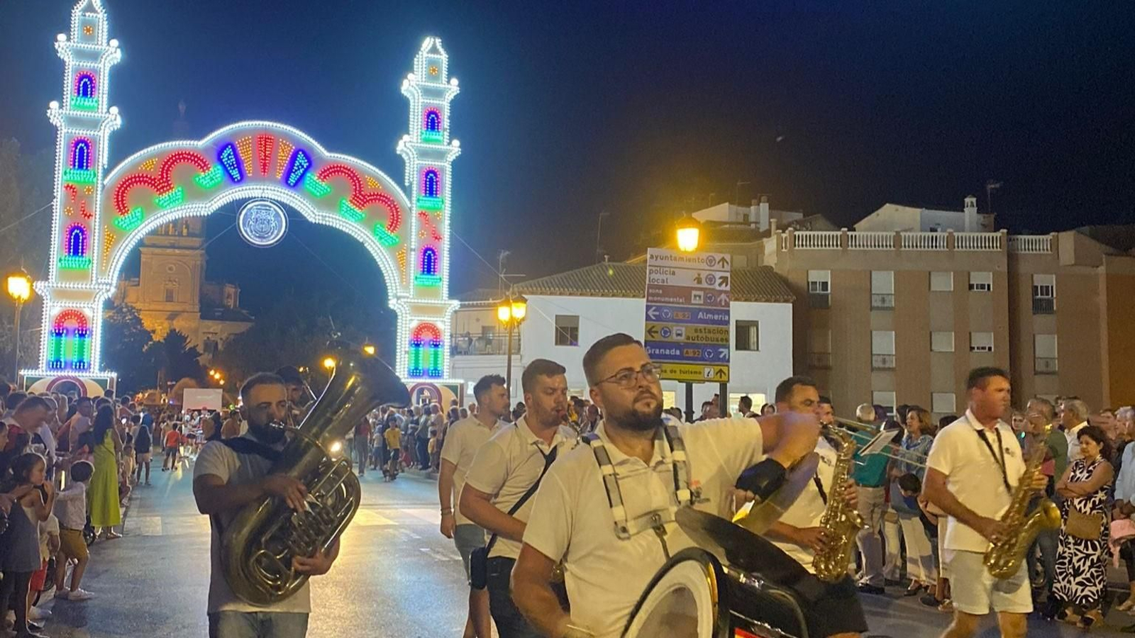 La banda de música anuncia la inminente llegada del desfile.