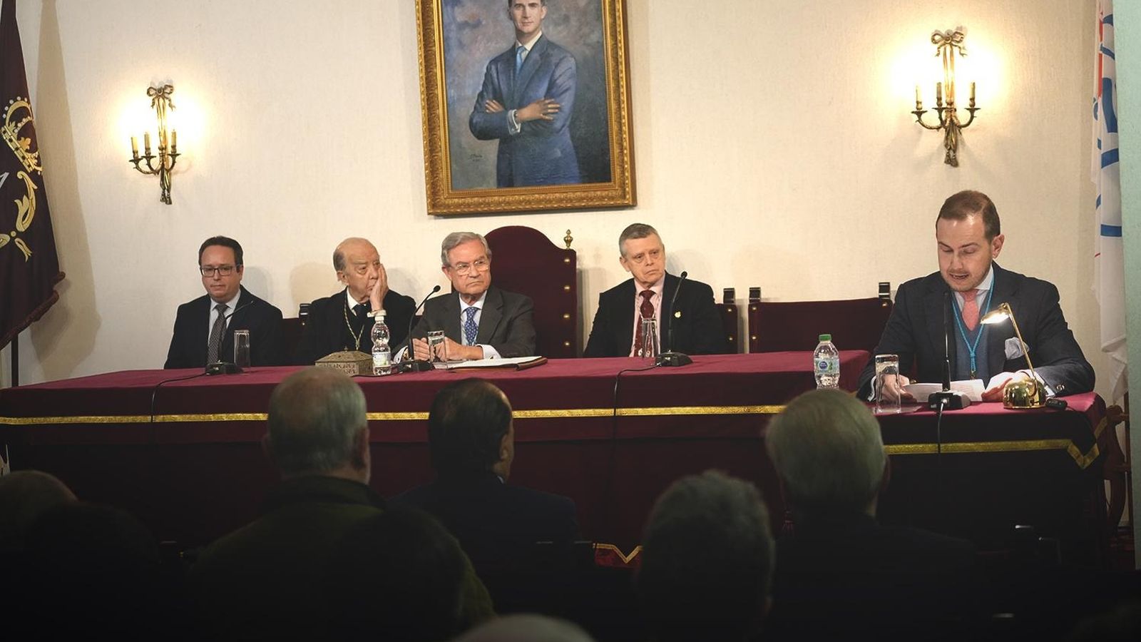 Presentación del conferenciante por parte de Javier E. Jiménez López de Eguileta.