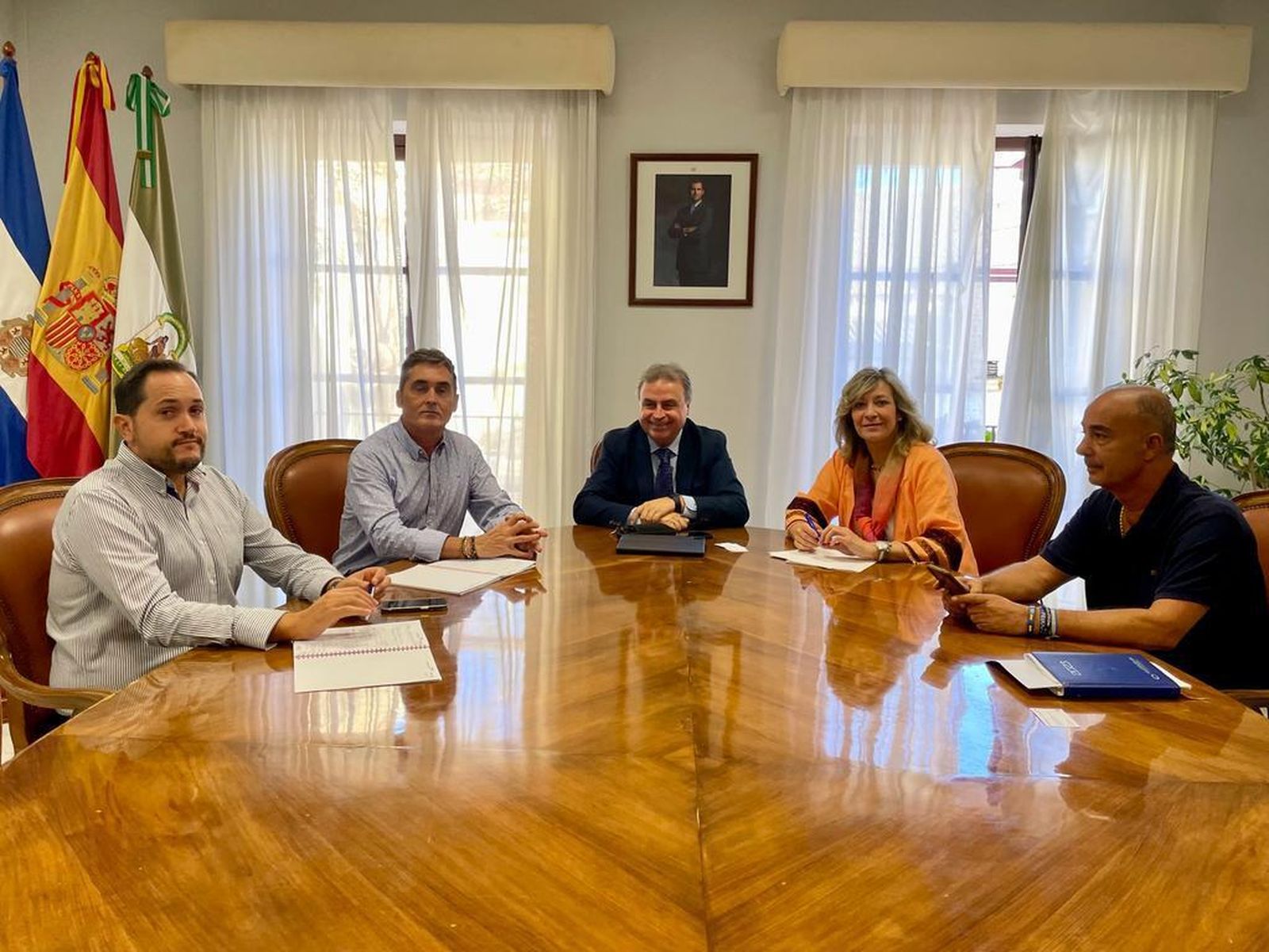El teniente de alcaldesa de Turismo junto a los responsables de Iberia.