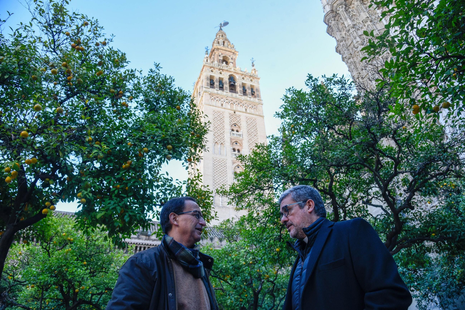 Eduardo Martínez Moya, arquitecto de la Giralda; y Francisco Román Castro, canónigo delegado de Administración y Patrimonio en el Patio de los Naranjos.