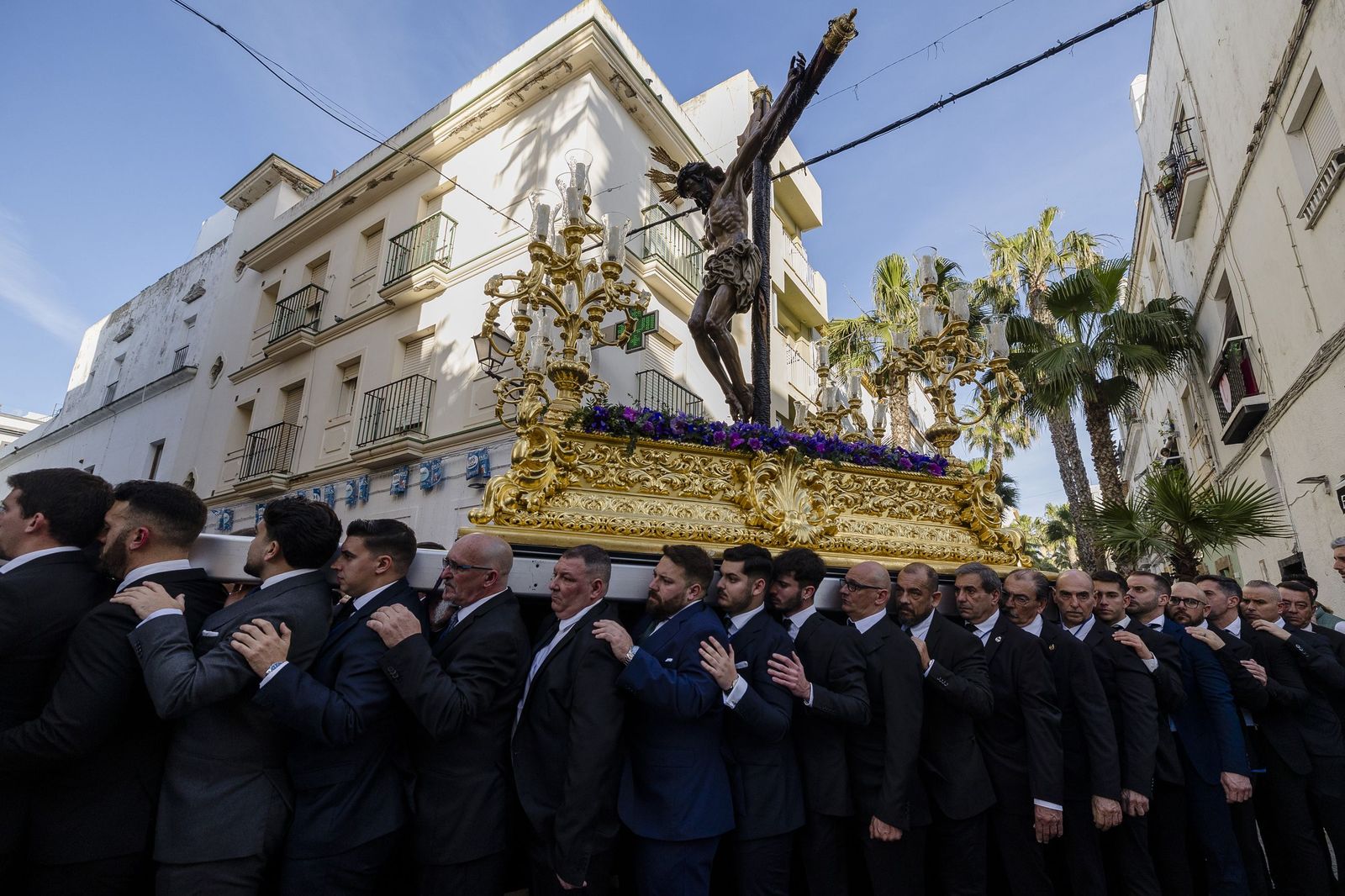 Las imágenes del vía crucis del Cristo de la Misericordia, de la hermandad de La Palma, a la Catedral