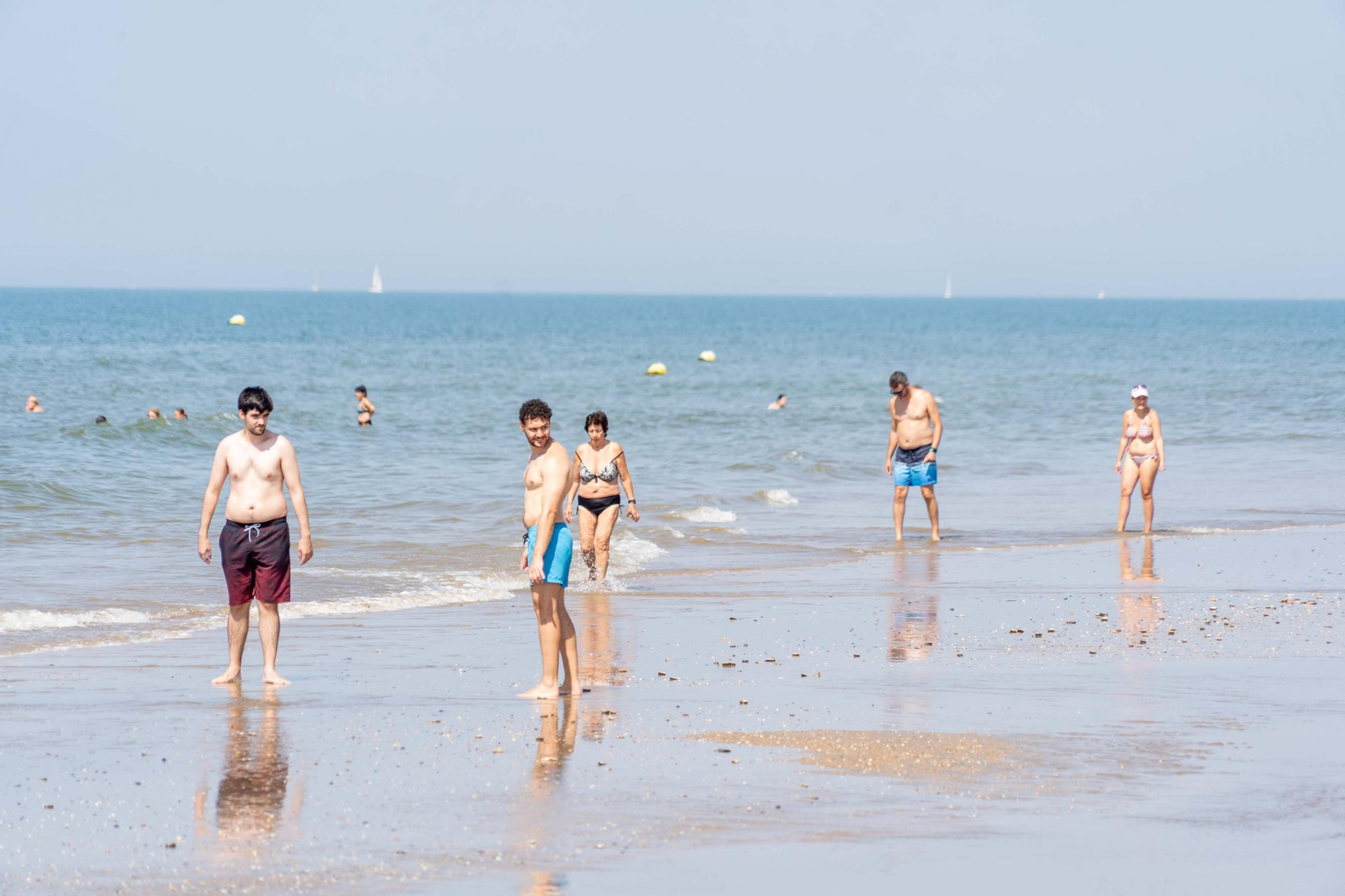 Una mañana de domingo en El Espigón, la playa de Huelva capital.