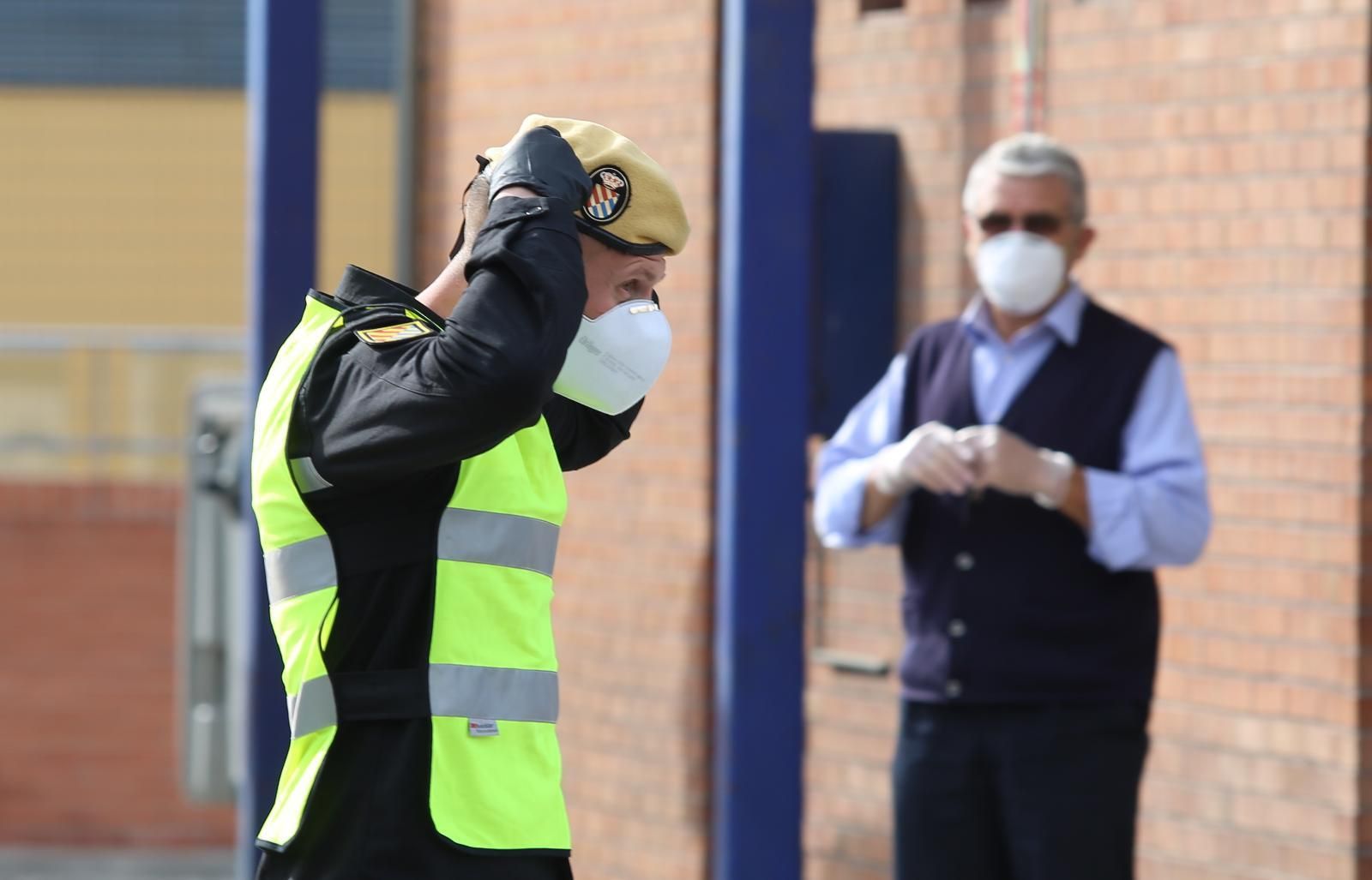 Uno de los miembros del Ejército en las tareas de desinfección estos días en Málaga