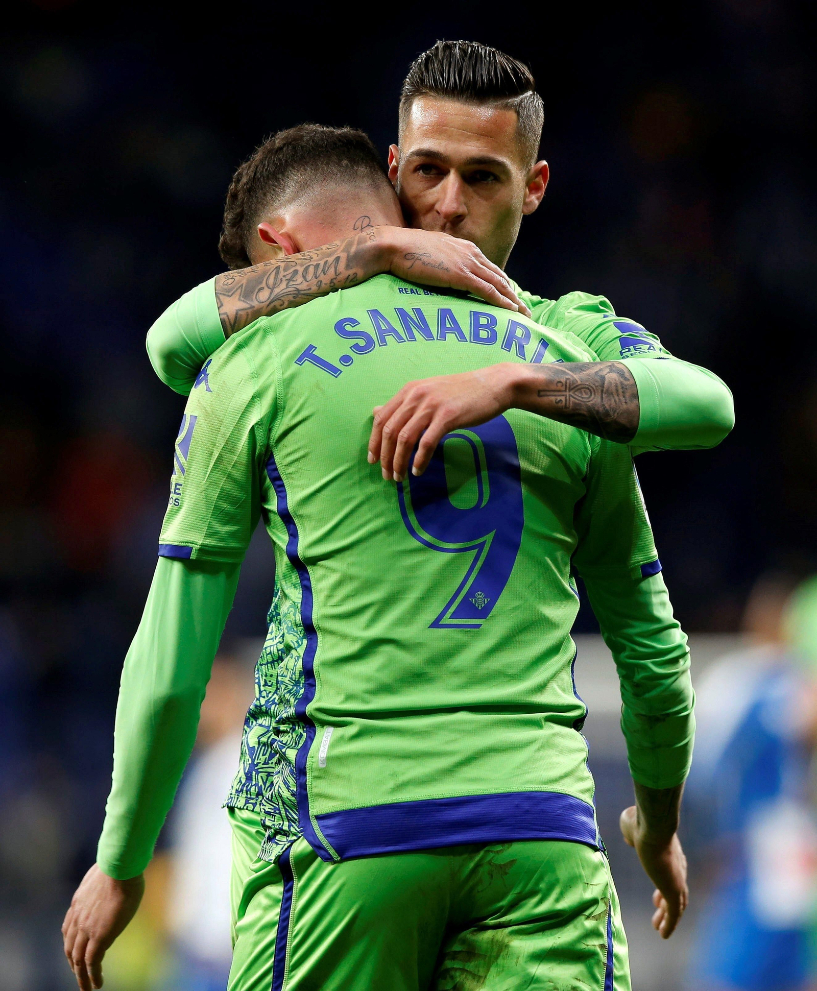 Sanabria se abraza con su asistente en el tanto, Sergio León.