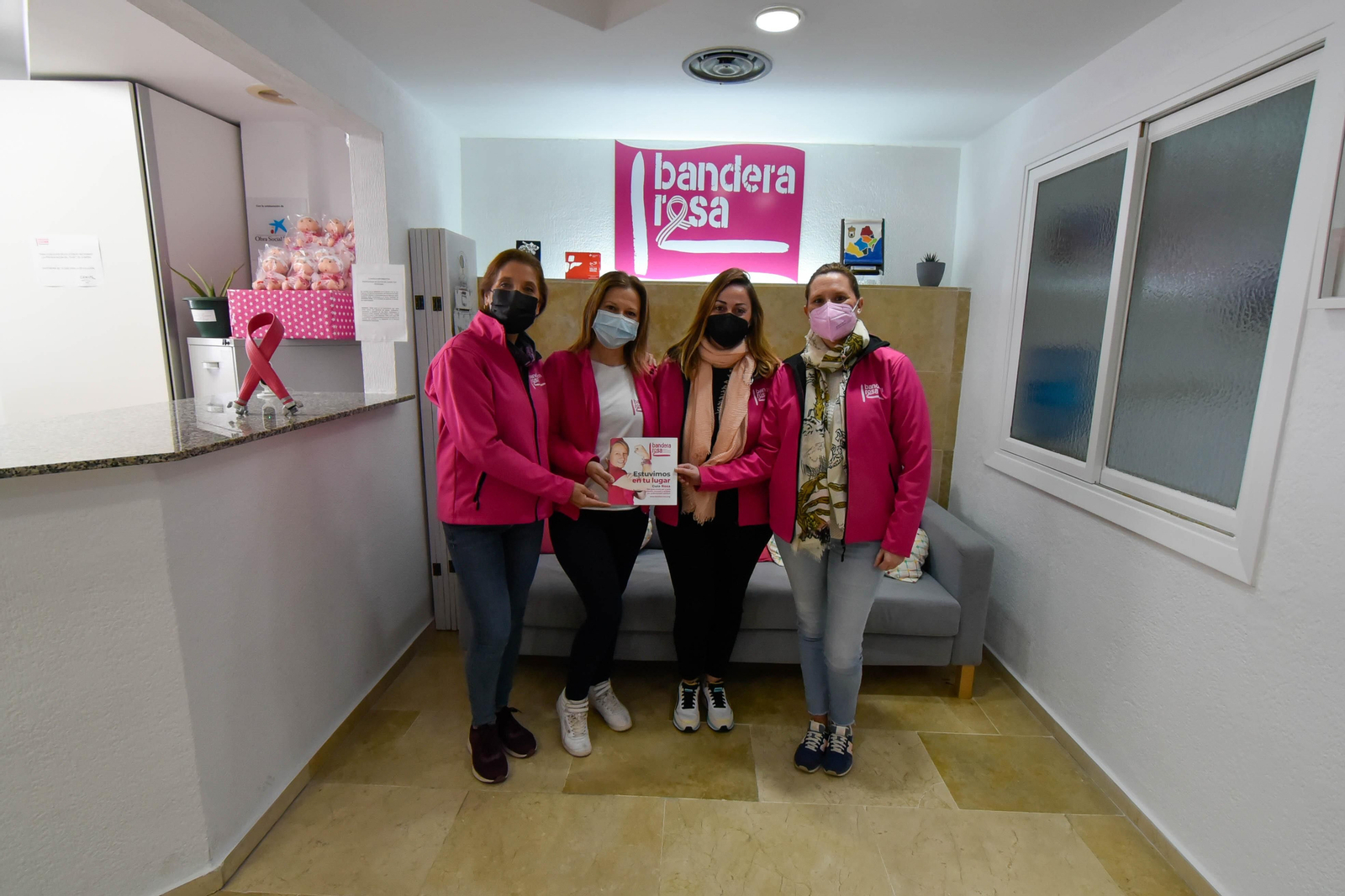 Isabel Fernández, presidenta;  Inmaculada García, vocal, e Inma y Raquel, trabajadoras sociales de Bandera Rosa.