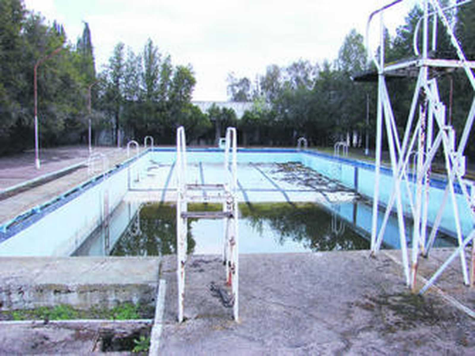 Estado actual de la piscina del Hotel Playa de Belmez.