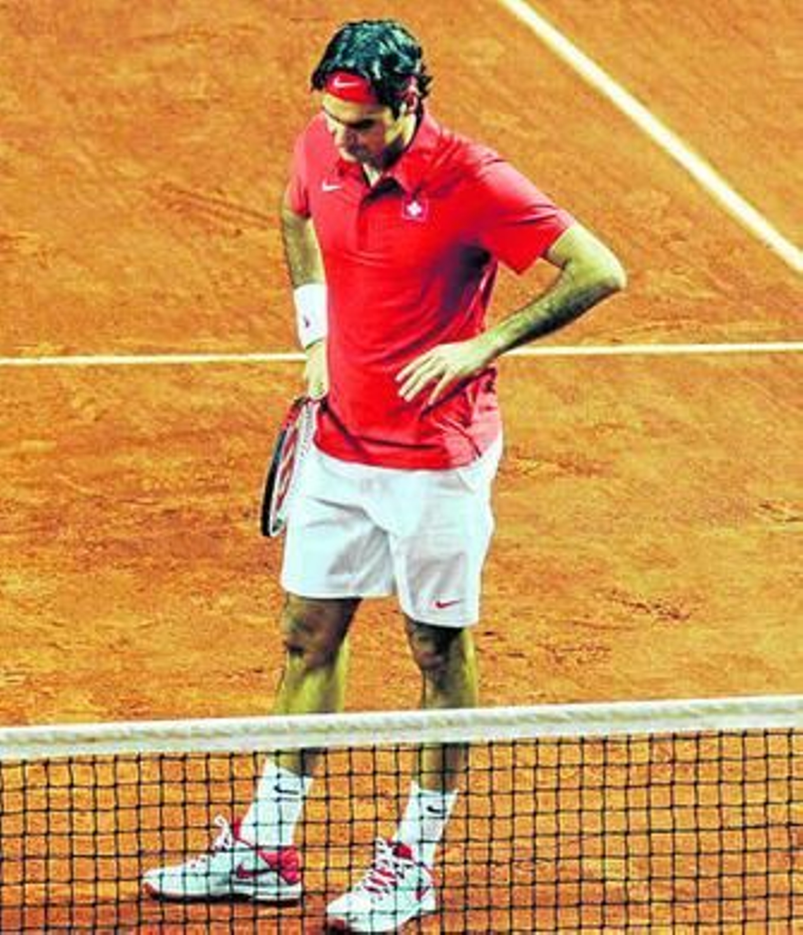 Roger Federer, contrariado tras caer el partido de dobles.