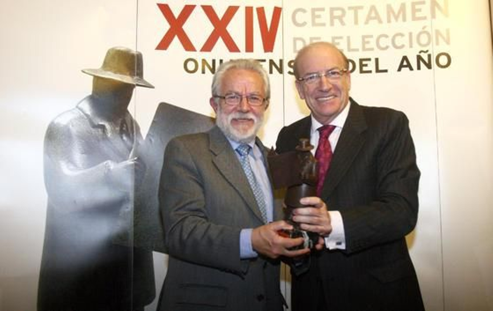 El premio de Artes y cultura fue recogido por el director del ciclo Otoño Cultural Iberoamericano, Jaime de Vicente, de manos del alcalde, Pedro Rodríguez. El reconocimiento se convirtió en una reivindicación de la cultura, "que nos hace personas y nos distingue de los animales, dijo De Vicente, que hizo extensivo el galardón a las entidades colaboradoras. 

Foto: Josue Correa