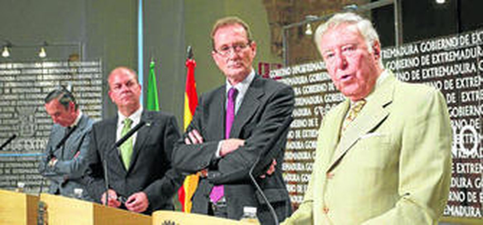 Manuel Enríquez, José Antonio Monago, Román Prieto y José Luis García Palacios, ayer, anunciando la decisión en rueda de prensa.