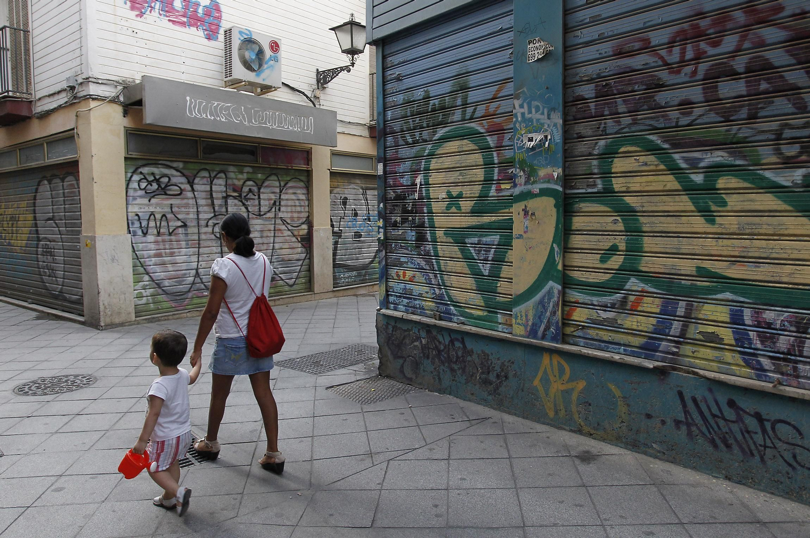 Grafitis en varios establecimientos del centro de Sevilla.