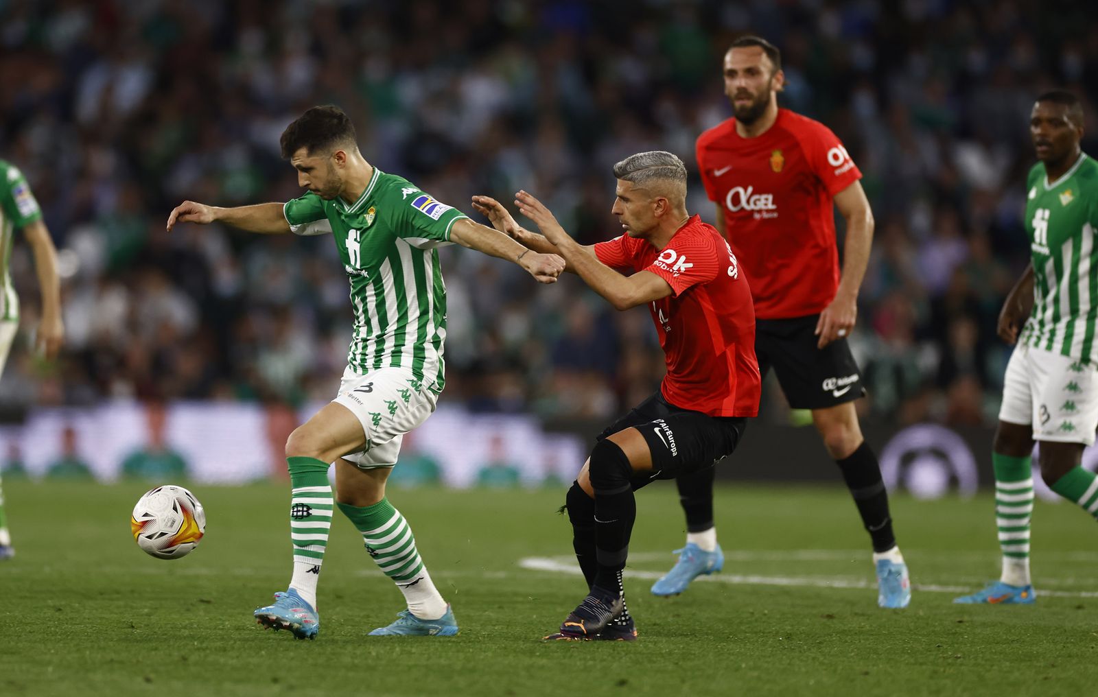 Salva Sevilla pugna con Guido en un momento del partido.