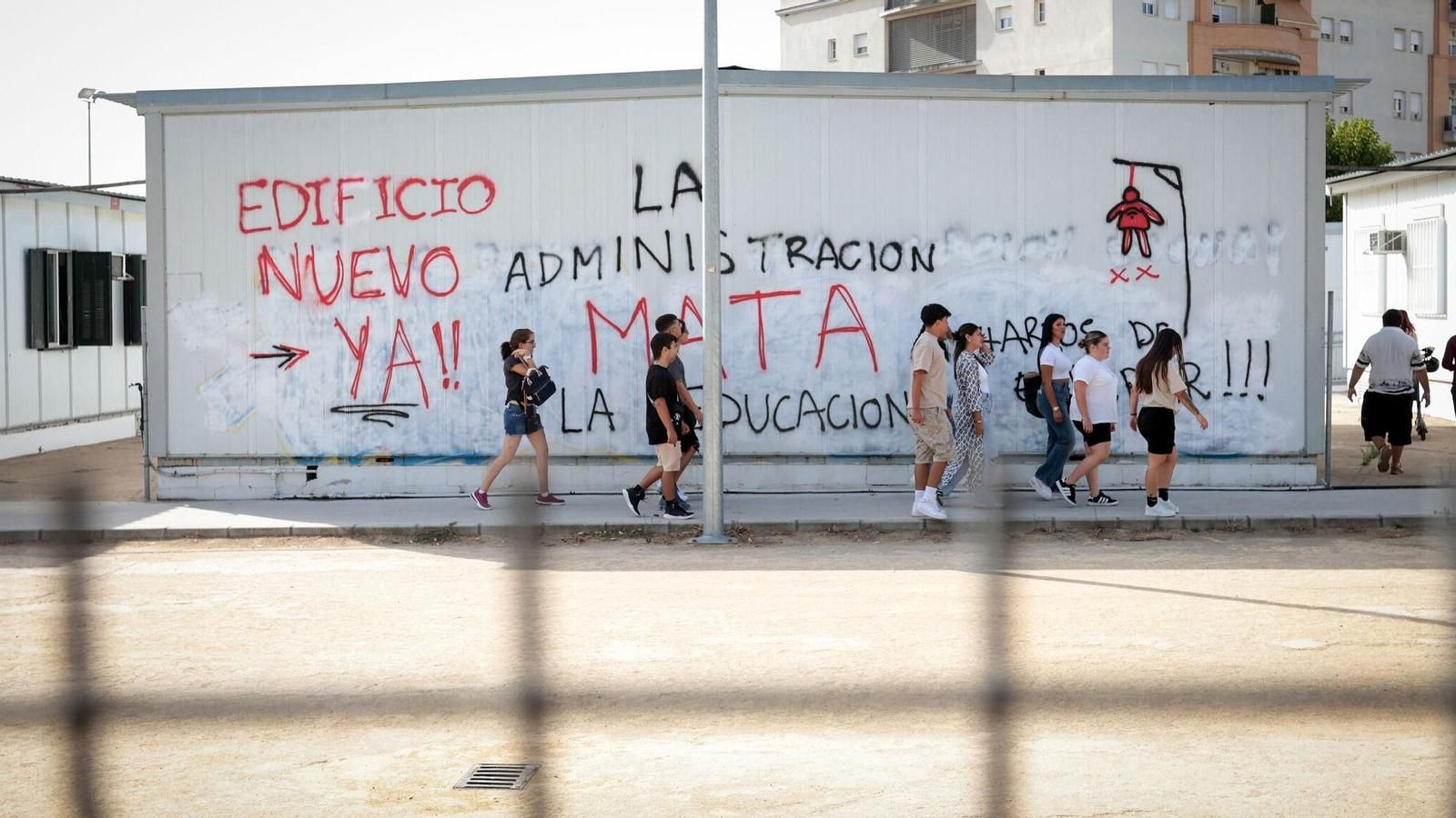 Pintadas de protesta en las aulas prefabricadas del IES Lola Flores de Jerez, en una imagen de archivo.