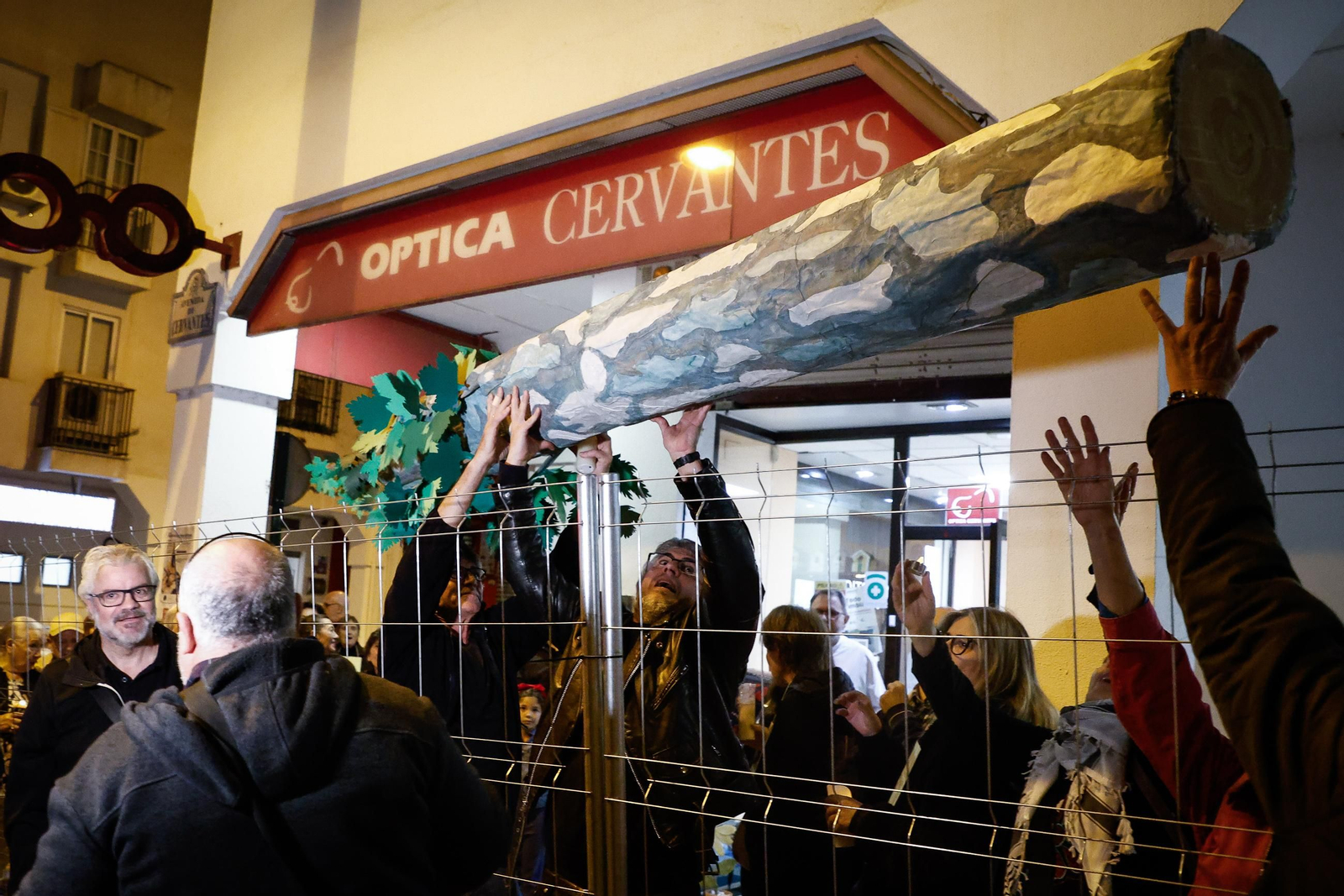 Velas, pancartas y árboles simbólicos: así han protestado los vecinos de Cervantes en Granada