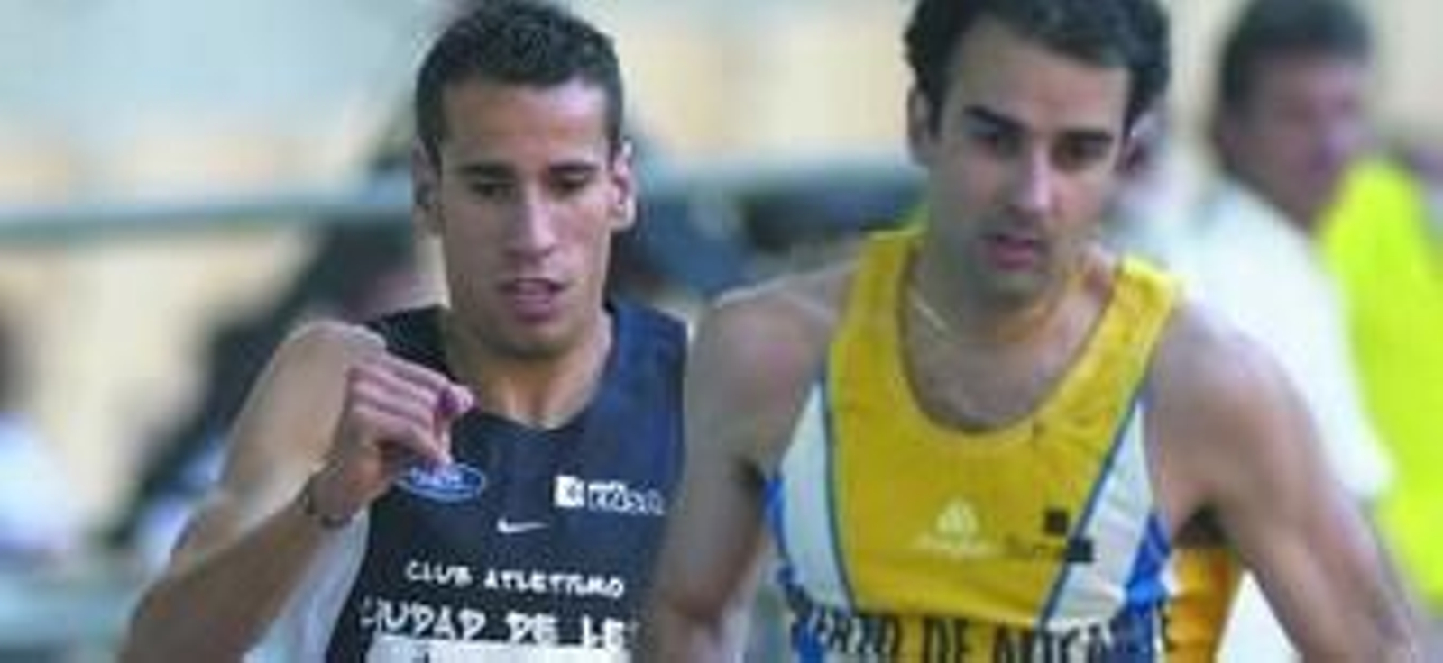 José Manuel Cortés Medina (i) aspira hoy al título universitario.