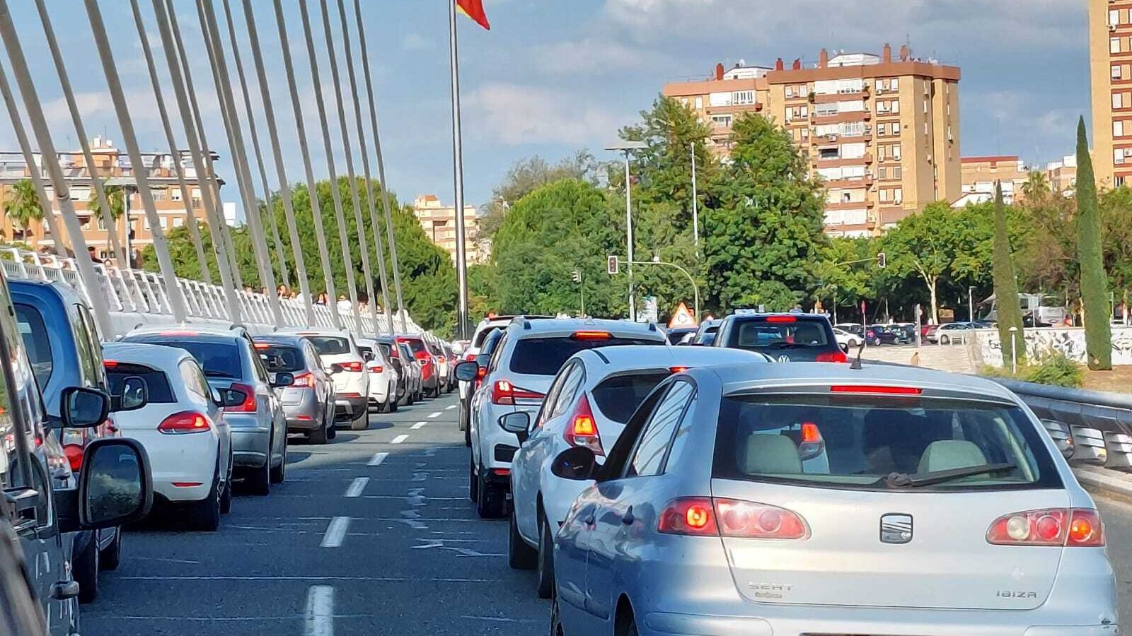 Una fila de coches en pleno atasco antes de entrar en la glorieta del Alamillo.