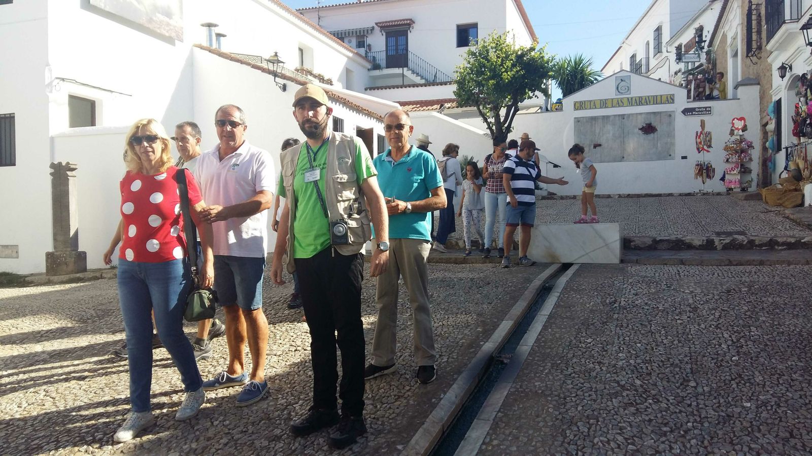 Un grupo de turistas en los accesos a la Gruta de las Maravillas.