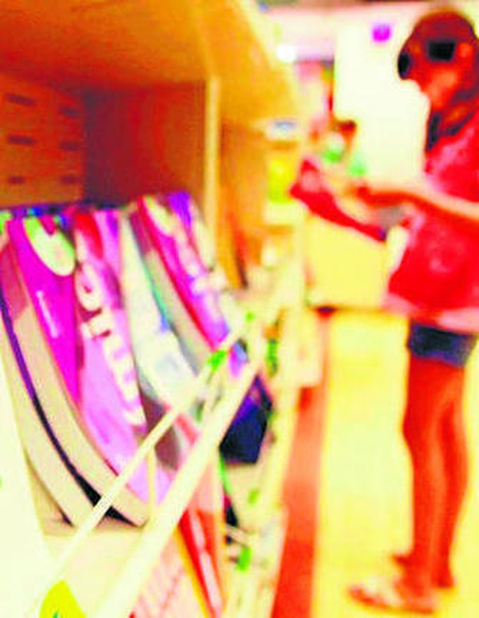 Una estudiante ojea un manual.