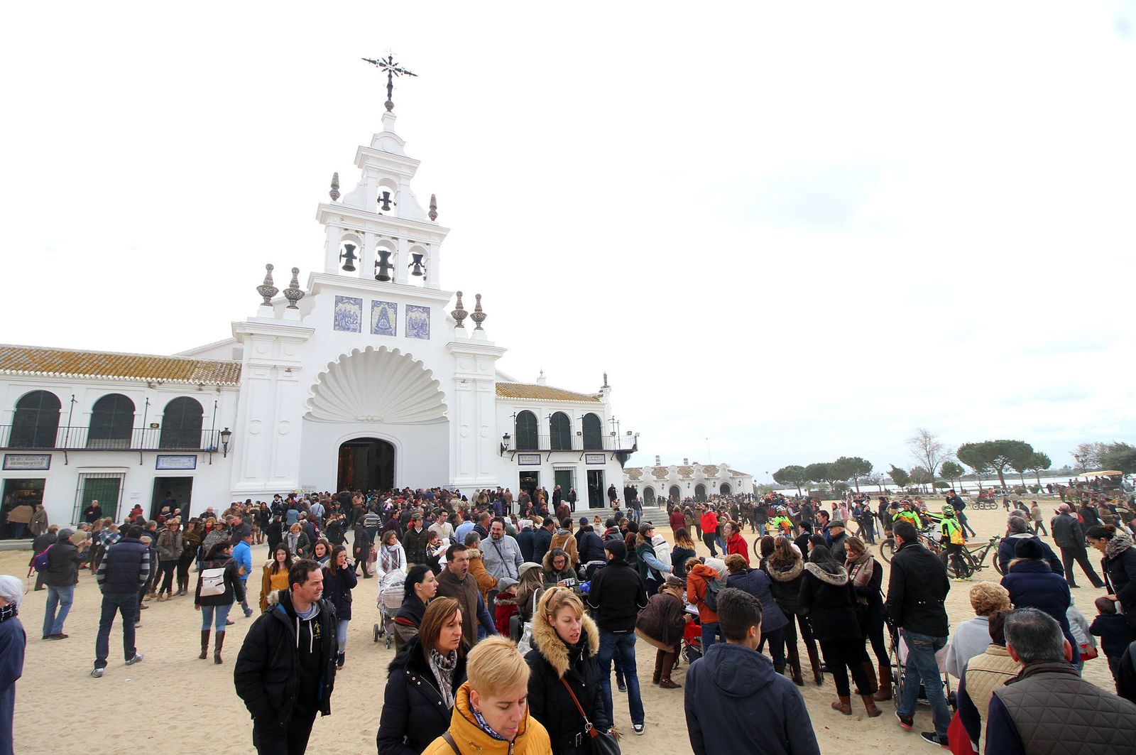 El Rocío celebra La Candelaria con la presentación de los niños a la Virgen, en imágenes