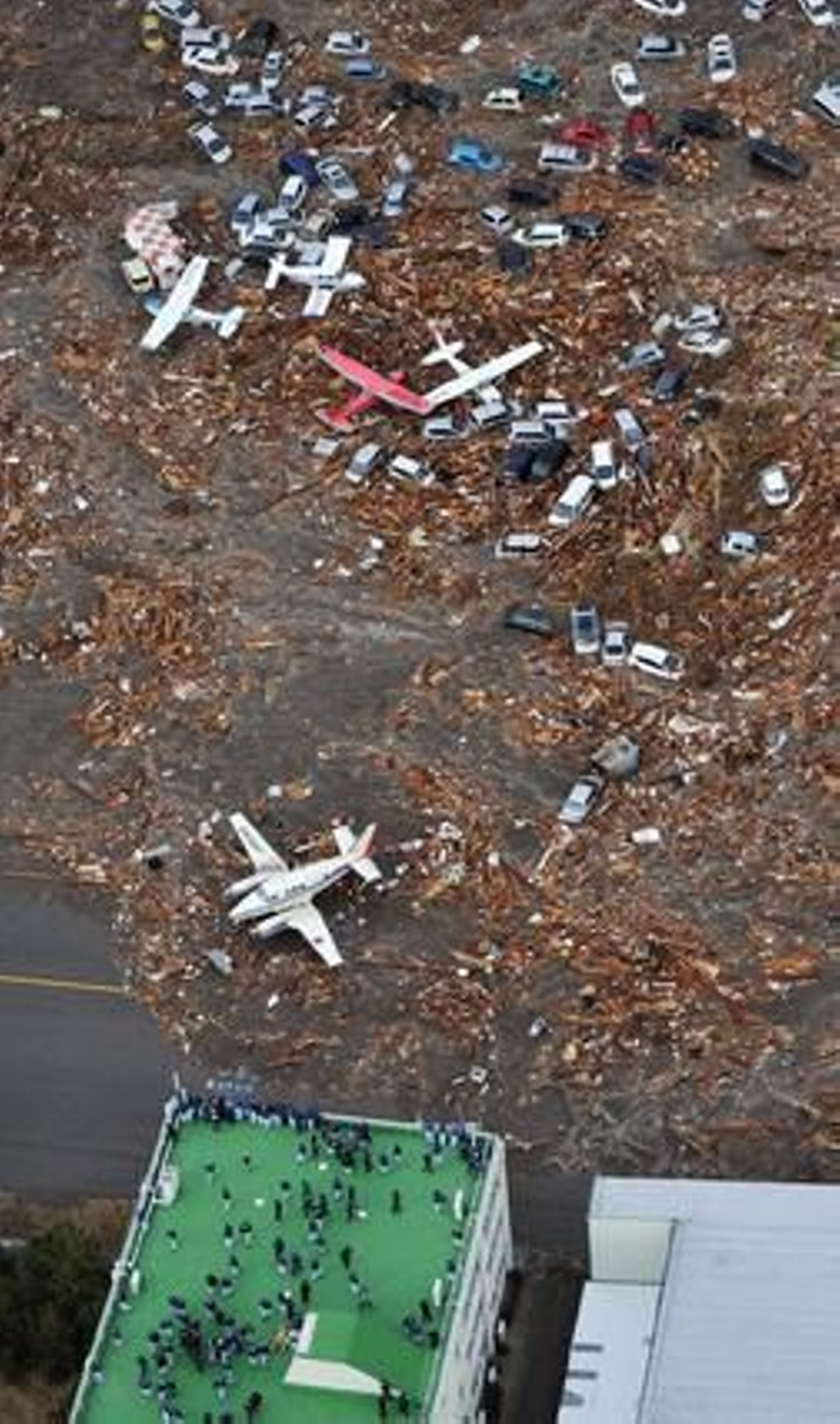 Coches y avionetas destrozadas tras el fuerte 'tsunami' en Japón.

Foto: STR