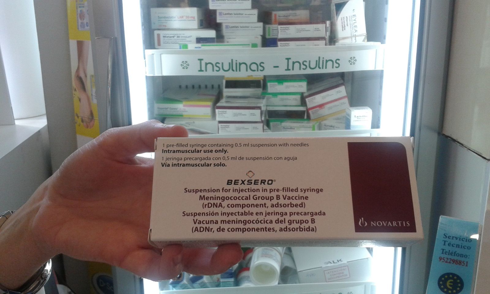 Una caja de la vacuna contra la meningitis B.