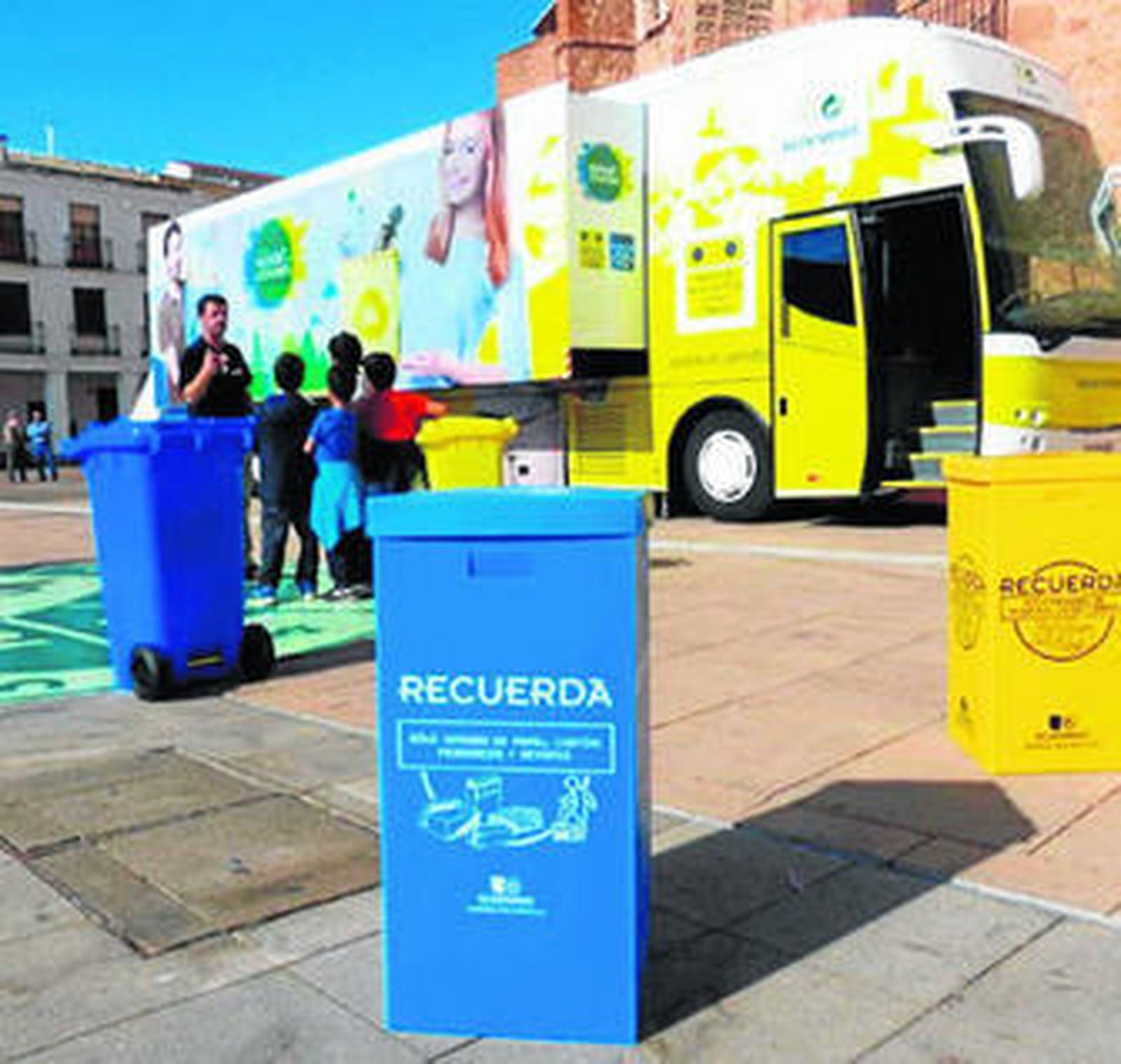 El autobús Reciclaplus de Ecoembes durante una de sus visitas.
