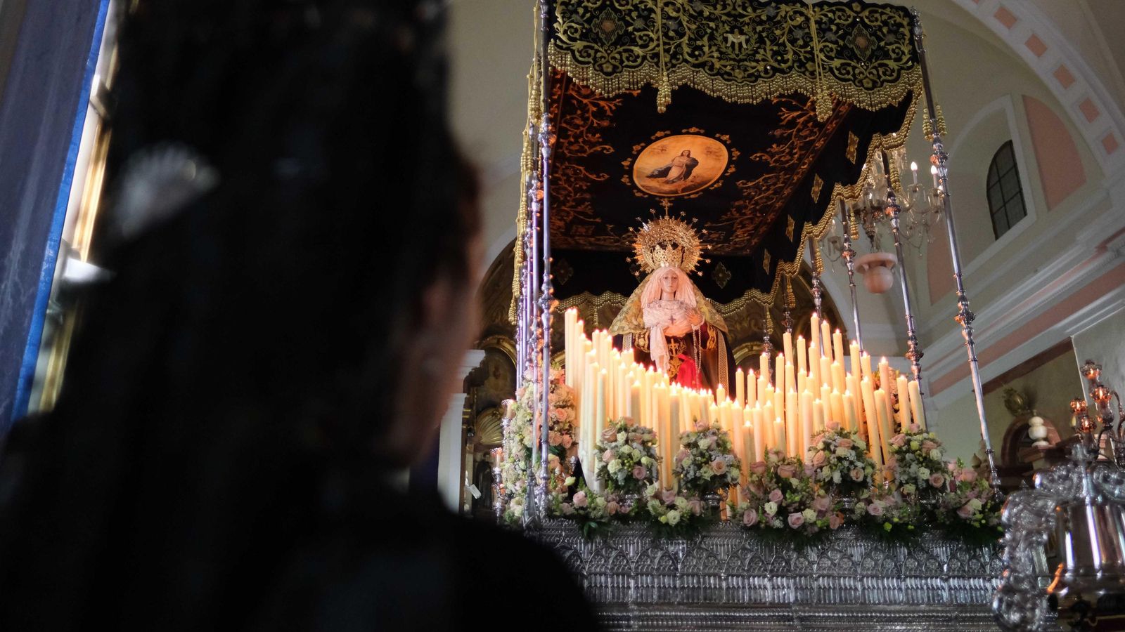 Mujer de mantilla ante la Virgen del Buen Amor