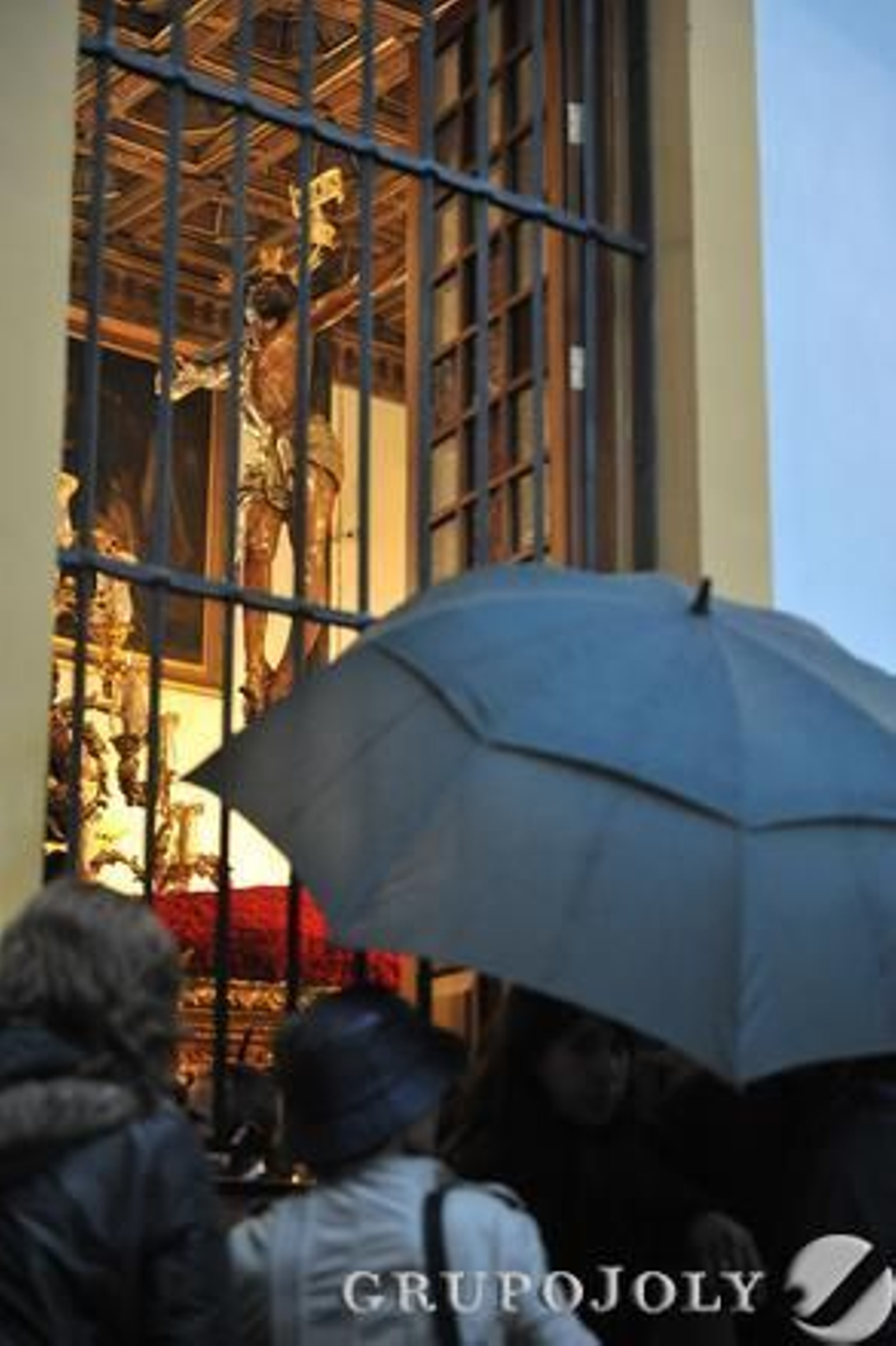 Varios fieles contemplan el paso de misterio desde la calle.

Foto: Juan Carlos Vazquez