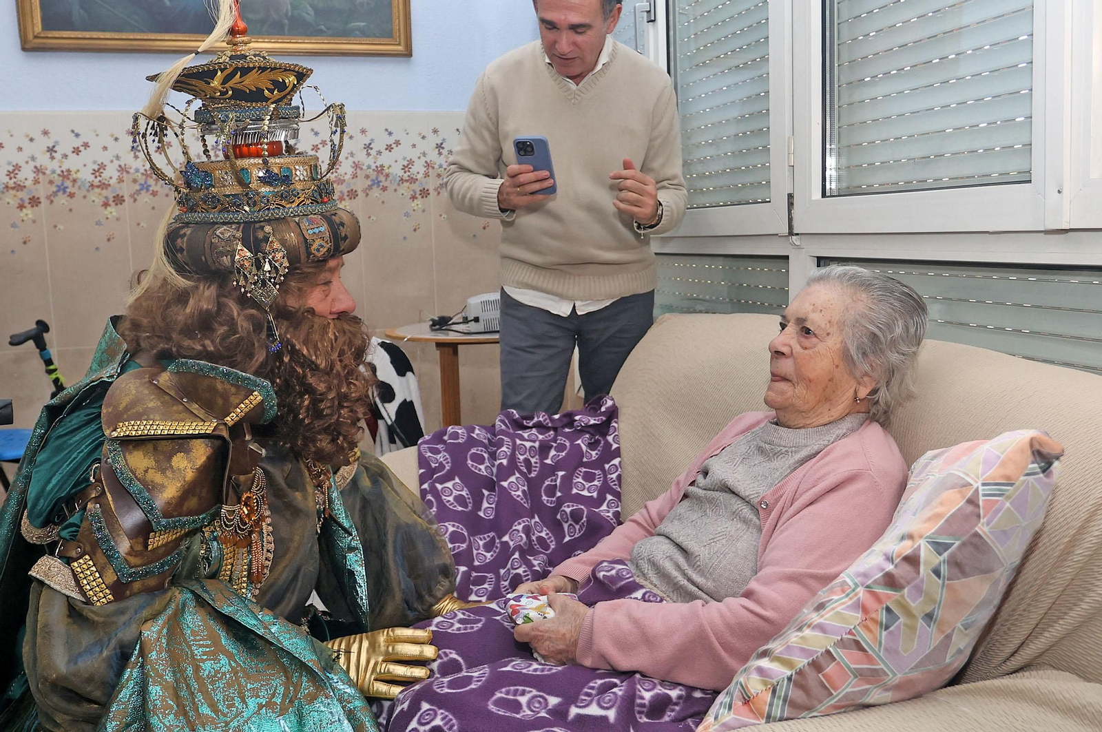 Reyes Magos de Huelva 2025: Imágenes de la visita al Asilo de Ancianos Santa Teresa de Jornet