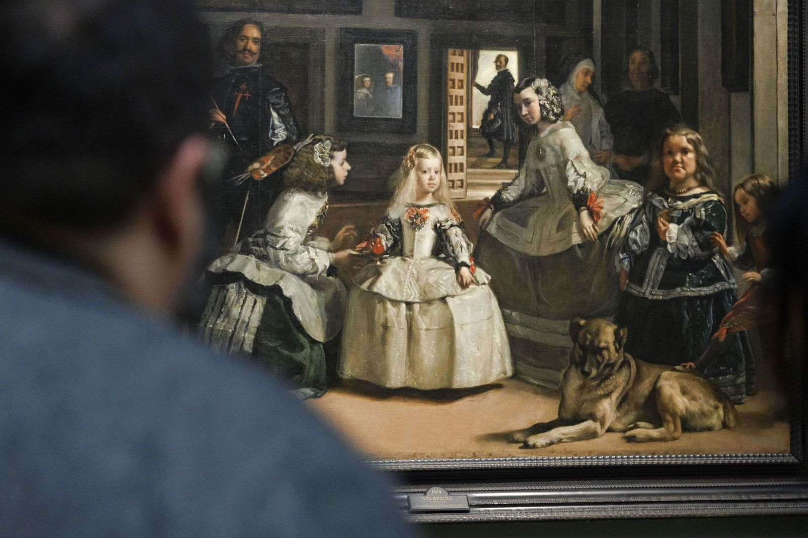Un espectacor contempla 'Las Meninas'.