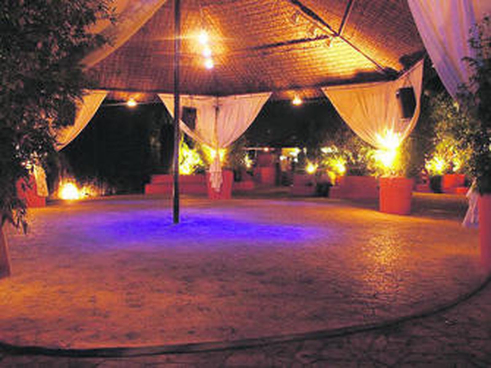 La pista principal de Puerto de Indias que recoge el ambiente a través de una carpa y luz tenue.