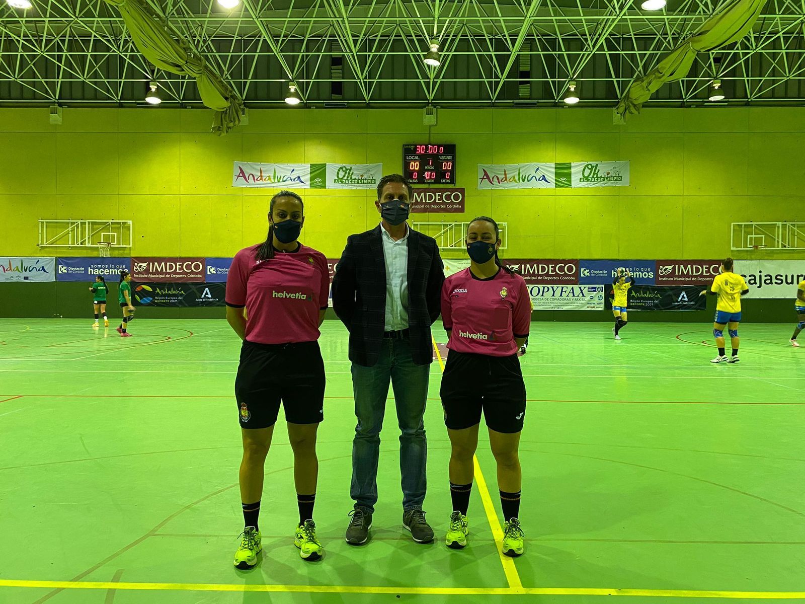 Patricia y Beatriz del Valle, en el partido de la Liga Iberdrola que dirigieron.