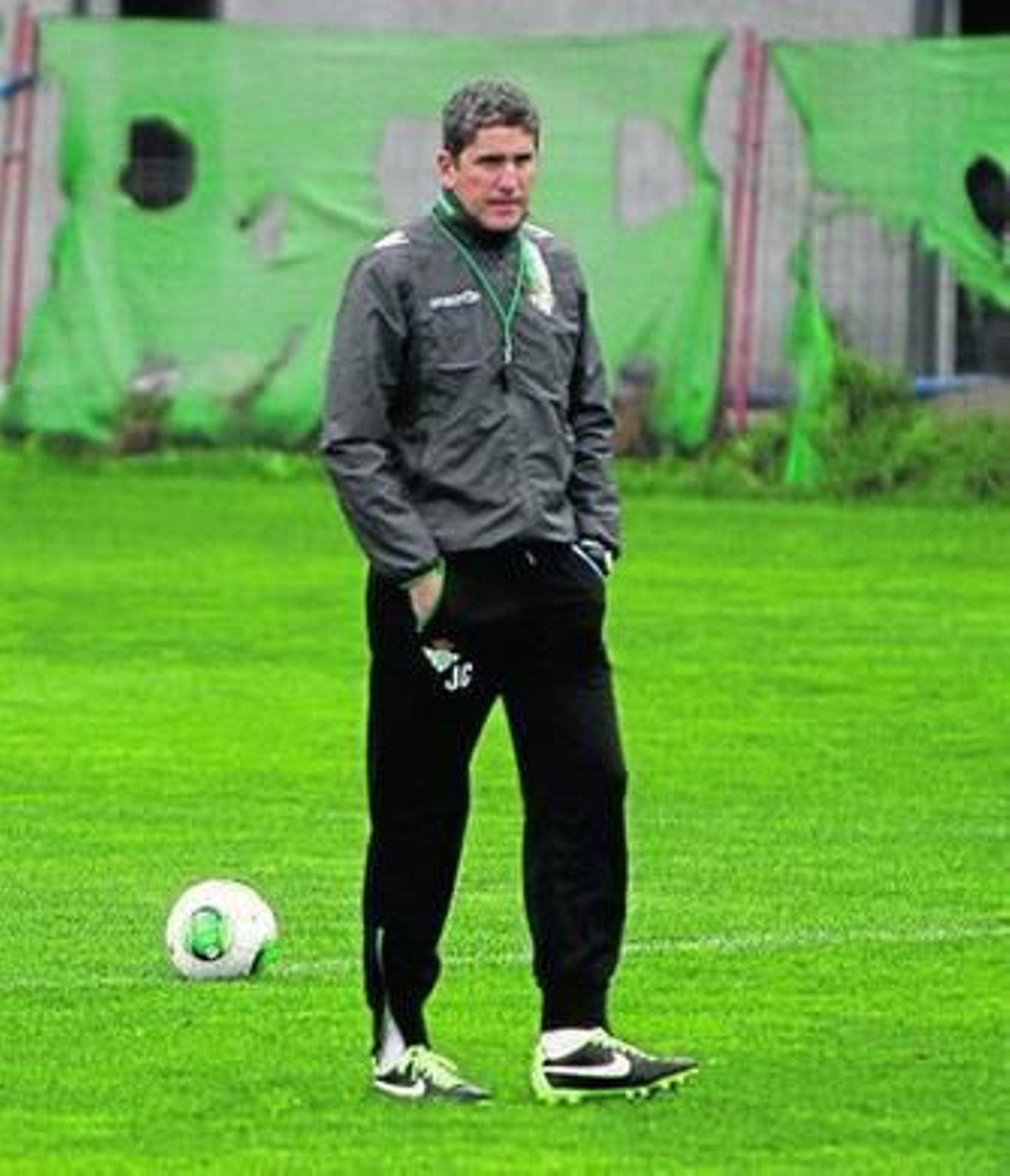 Juan Carlos Garrido, pensativo en el entrenamiento del equipo bético.