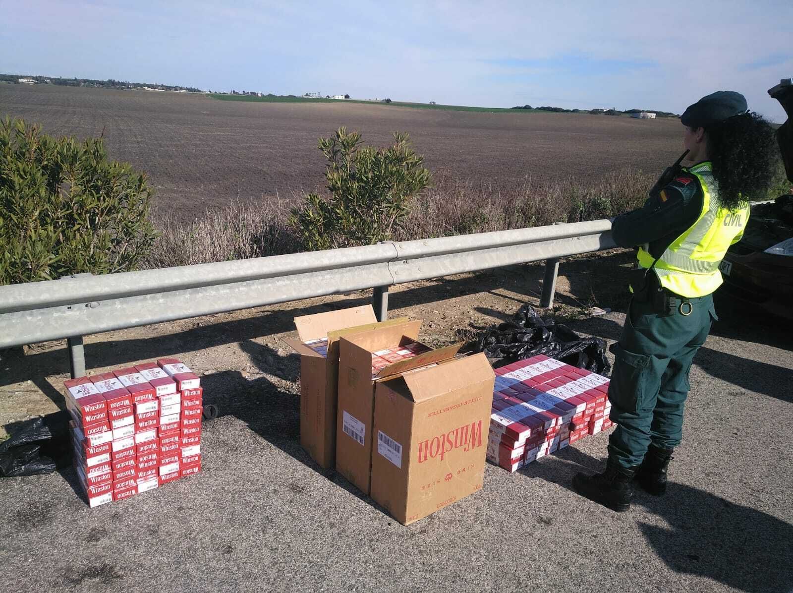 Una agente, ante la mercancía incautada.