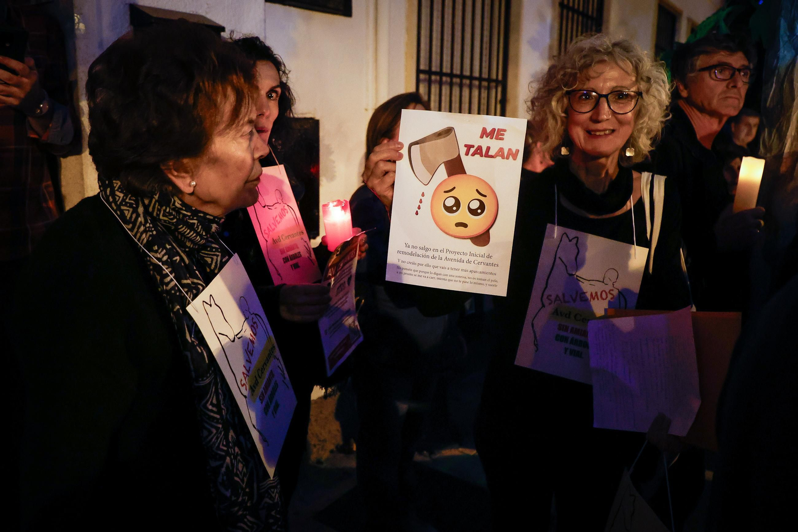 Velas, pancartas y árboles simbólicos: así han protestado los vecinos de Cervantes en Granada