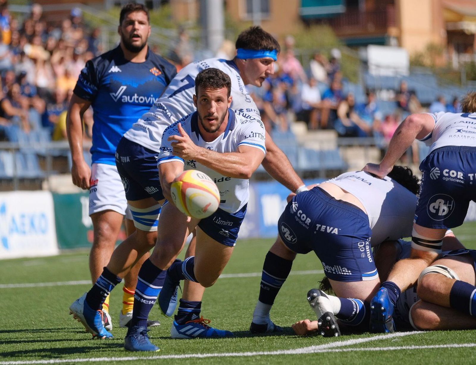 Facundo Nogueira saca el balón en una agrupación.