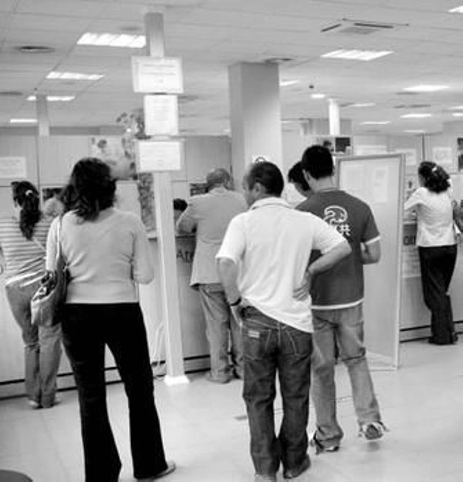 Jóvenes, en una de las oficinas que el SAE tiene en Huelva.