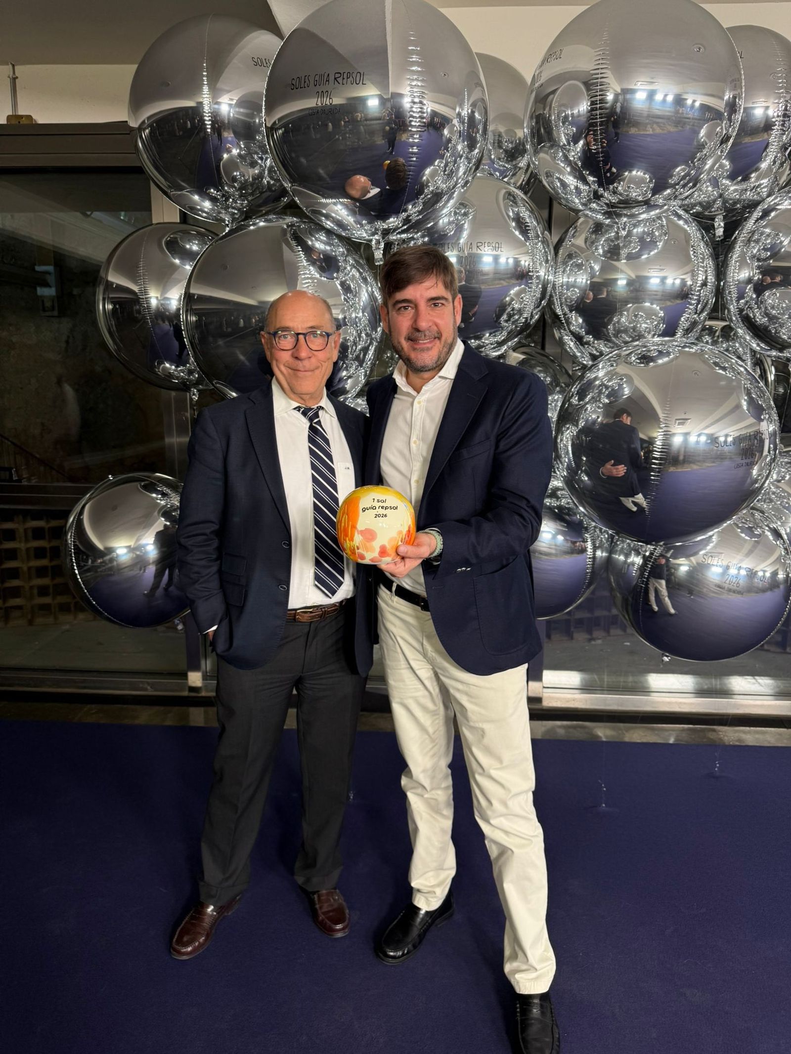 Javier Muñoz, padre e hijo, recogen el Sol Repsol en Tarragona, este lunes.