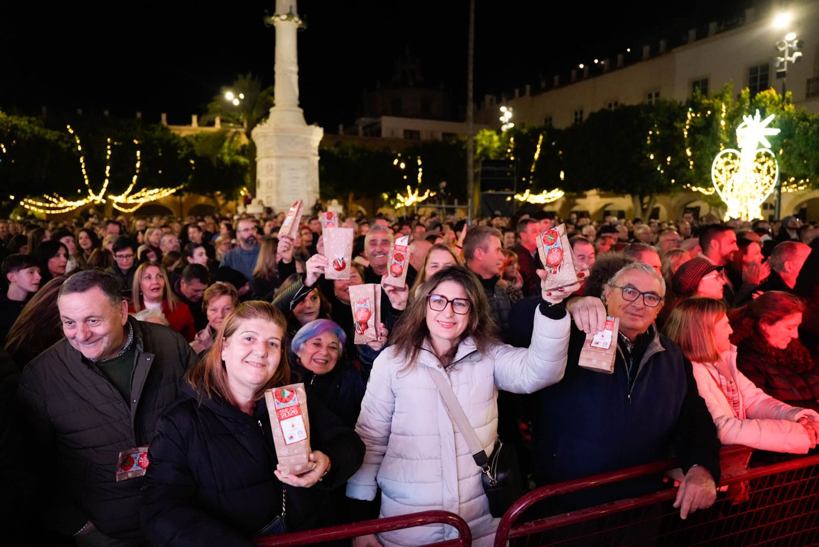 La Plaza Vieja abarrotada durante las campanadas anticipadas.