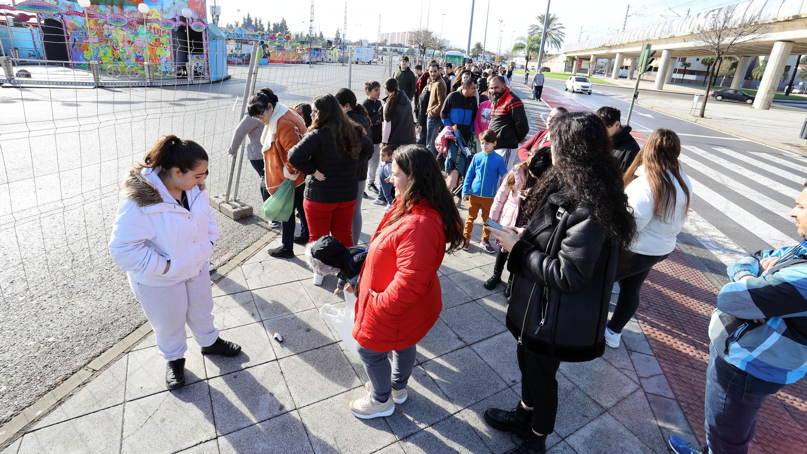 El parque de atracciones de Navidad junto a la Feria volvió a llenarse este sábado El parque de atracciones de Navidad junto a la Feria volvió a llenarse este sábado