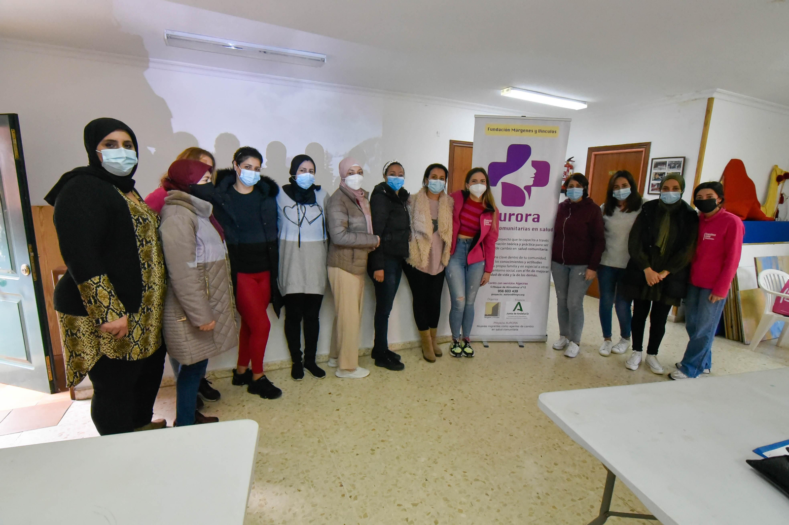 Las participantes en el programa Aurora de Márgenes y Vínculos con las voluntarias de Bandera Rosa.